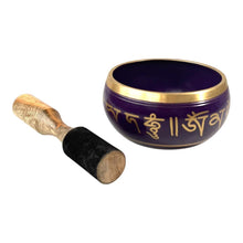 Cargar imagen en el visor de la galería, Cuenco Instrumental Tibetano de Latón Decorado 11,6 cm – Incluye Mazo de Madera – Modelo Enviado al Azar
