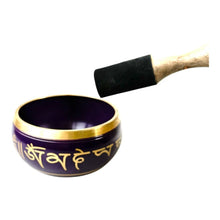 Cargar imagen en el visor de la galería, Cuenco Instrumental Tibetano de Latón Decorado 11,6 cm – Incluye Mazo de Madera – Modelo Enviado al Azar
