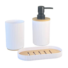 Cargar imagen en el visor de la galería, Set de Baño Premium de 3 Piezas | Diseño Acanalado PP y Bambú | Dosificador 350ml, Vaso y Jabonera | Estilo Nórdico Moderno
