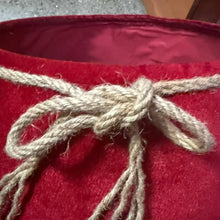 Cargar imagen en el visor de la galería, Falda para Árbol de Navidad Roja de Terciopelo 57x40x26 cm con Lazo de Yute y Cuerda Rústica
