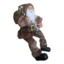 Cargar imagen en el visor de la galería, Papá Noel Sentado 45cm con Linterna, Gafas y Saco de Regalos - Figura Decorativa Navideña, Adorno de Navidad para Hogar, Chimenea o Estantería

