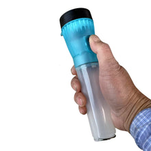 Cargar imagen en el visor de la galería, Linterna de Mano Portatil Emegencia Sumegible y Estanca LED Funciona con Pilas AA ideal para camping, pesca o largas caminatas en el bosque - Maxia Market
