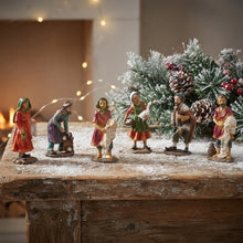Cargar imagen en el visor de la galería, Set de 6 Figuras de Aldeanos de Resina para Belén Navideño 11,5 cm
