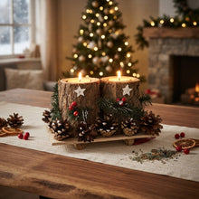 Cargar imagen en el visor de la galería, Portavelas Navideño Rústico de Madera con Piñas Nevadas, Bayas y Estrellas – Decoración Navideña Centro de Mesa para Hogar, 24x16x14 cm

