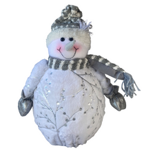 Cargar imagen en el visor de la galería, Muñeca de Nieve Blanco y Plata con Bufanta Para Decoracion de Navidad
