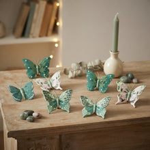 Cargar imagen en el visor de la galería, Set de 10 Mariposas Decorativas con Clip para Manualidades, Árbol de Navidad y Decoración del Hogar – Disponible en 4 Colores
