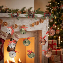 Cargar imagen en el visor de la galería, Adorno Colgante de Campanas Metálicas Navideñas 3 Unidades 6.5x7x45 cm, Decoración de Navidad Rústica con Lazo y Detalles de Pino
