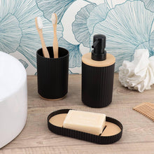 Cargar imagen en el visor de la galería, Set de Baño Premium de 3 Piezas | Diseño Acanalado PP y Bambú | Dosificador 350ml, Vaso y Jabonera | Estilo Nórdico Moderno
