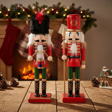 Cargar imagen en el visor de la galería, Set 2 Cascanueces Soldados Verde / Rojo De Madera Navideño 7.5x6x25 cm Figuras Decorativa Para Decoracion de Navidad
