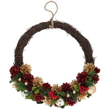 Cargar imagen en el visor de la galería, Corona Colgante de Navidad de 33 cm – Guirnalda Decorativa con Piñas, Bolas y Detalles Navideños para Puerta, Pared y Chimenea
