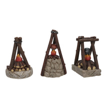 Cargar imagen en el visor de la galería, Estufa Fuego con Luz LED para Belén - Accesorios Decorativos de Resina, 3 Modelos Rústicos para Nacimiento de Navidad (Pilas Incluidas)
