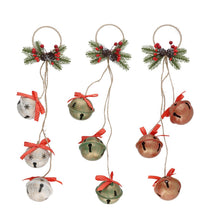 Cargar imagen en el visor de la galería, Adorno Colgante de Campanas Metálicas Navideñas 3 Unidades 6.5x7x45 cm, Decoración de Navidad Rústica con Lazo y Detalles de Pino
