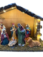 Cargar imagen en el visor de la galería, Portal de Nacimiento con 8 Figuras de Resina 20 LED Cálida Pesebre de Madera Belen 29.5x19.5x12cm para Decoracion de Navidad
