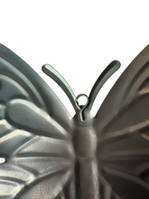 Cargar imagen en el visor de la galería, Set de 4 Mariposas de Chapa con Diseño Colgate – Decoración de Pared para Jardín
