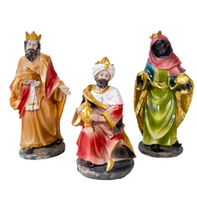 Cargar imagen en el visor de la galería, Nacimiento Belén 10 Figuras 20 cm en Resina – Portal de Belén con Reyes Magos, Pastores, María, José, Niño Jesús, Vaca y Burro – Multicolor
