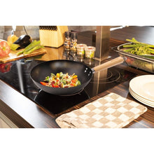 Cargar imagen en el visor de la galería, Sartén Wok 30 Cm Acero al Carbono Prensado Revestimiento Antiaderente Con Mago De Madera Válido Para Induccion todo tipo de Cocinas

