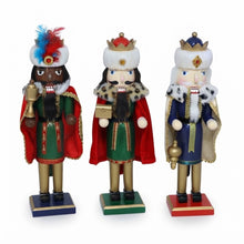 Cargar imagen en el visor de la galería, Conjunto de 3 Figuras de los Reyes Magos Cascanueces de Madera - Adorno Tradicional para Navidad y Día de Reyes
