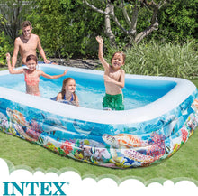 Cargar imagen en el visor de la galería, Intex Piscina Hinchable Grande diseño océano, 305x183x56 cm, 1050 litros, 3 cámaras de Aire, Tapón de desagüe, Vinilo Resistente, Uso Exterior, Ideal jardín y Verano, Parche Incluido, +6 años (58485)
