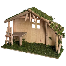 Cargar imagen en el visor de la galería, Casa Portal de Belén de Madera con Ventana y Musgo para Belén de un Nacimiento Navidad Diseño Realista 45x13.5x30 cm
