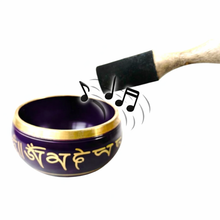Cargar imagen en el visor de la galería, Cuenco Instrumental Tibetano de Latón Decorado 11,6 cm – Incluye Mazo de Madera – Modelo Enviado al Azar
