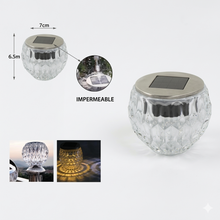 Cargar imagen en el visor de la galería, Set de 4 Luces Solares LED de Cristal Facetado - Blanco Cálido para Jardín y Exterior - Impermeable y Compacto (7x6.5cm)
