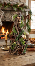 Cargar imagen en el visor de la galería, Árbol de Navidad Sobremesa de Troncos de Madera 30cm Decoración Navideña Rústica Centro de Mesa Ornamentos con Piñas y Bolas
