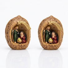 Cargar imagen en el visor de la galería, Pack 2 Mini Portales de Belén en Cáscara de Nuez (5x7 cm) – Nacimiento Navideño Miniatura Decorativo – Adorno Artesanal Sagrada Familia
