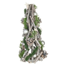 Cargar imagen en el visor de la galería, Árbol de Navidad Sobremesa de Troncos de Madera 30cm Decoración Navideña Rústica Centro de Mesa Ornamentos con Piñas y Bolas
