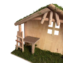 Cargar imagen en el visor de la galería, Casa Portal de Belén de Madera con Ventana y Musgo para Belén de un Nacimiento Navidad Diseño Realista 45x13.5x30 cm

