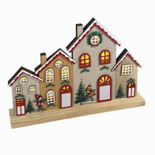 Cargar imagen en el visor de la galería, Casa de Madera Navideña con Luz LED, Decoración de Navidad de Pueblo con Niños y Abetos, 25x4.5x18 cm, Modelo Surtido (1 Unidad)
