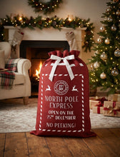 Cargar imagen en el visor de la galería, Set de 2 Sacos de Navidad con Frase de Tela de Cáñamo 50x70 cm – Saco de Regalos "North Pole Express" para Decoración Navideña
