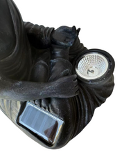 Cargar imagen en el visor de la galería, Figura de Buda Sentado Negro con Luz Solar LED RESINA 28X21,5X21,5 CM Para Decoración de Jardín Exterior IP44
