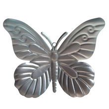 Cargar imagen en el visor de la galería, Set de 4 Mariposas de Chapa con Diseño Colgate – Decoración de Pared para Jardín
