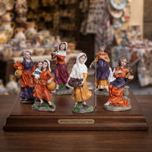 Cargar imagen en el visor de la galería, Set de 6 Figuras de Campesinas para Belén de Navidad en Resina – Figuras Decorativas Tradicionales de 13 cm para Portal de Belén y Dioramas
