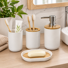 Cargar imagen en el visor de la galería, Juego de Accesorios de Baño 4 Piezas de Plástico y Bambú – Vaso Portacepillos, Dispensador de Jabón, Jabonera y Vaso Organizador - Maxia Market

