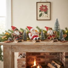 Cargar imagen en el visor de la galería, Set de 3 Colgantes Figura Papá Noel Mini / set de 3 figuras de Papá Noel mini montado en su trineo - 3 Modelos Surtidos - Adorno Navideño - Gerimport
