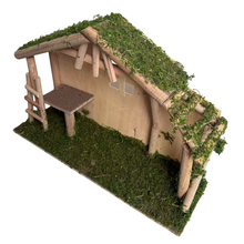 Cargar imagen en el visor de la galería, Casa Portal de Belén de Madera con Ventana y Musgo para Belén de un Nacimiento Navidad Diseño Realista 45x13.5x30 cm
