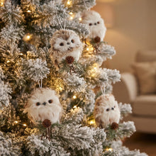 Cargar imagen en el visor de la galería, Set de 8 Adornos de Navidad Colgantes con Diseño de Búho en 2 Modelos, Figuras Decorativas con Piñas y Ramas para Árbol de Navidad y Hogar
