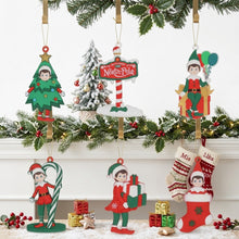 Cargar imagen en el visor de la galería, Set de 6 Adornos Navideños de Madera Elfos (13 cm) - Colgantes para Árbol de Navidad
