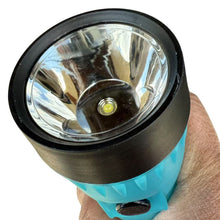 Cargar imagen en el visor de la galería, Linterna de Mano Portatil Emegencia Sumegible y Estanca LED Funciona con Pilas AA ideal para camping, pesca o largas caminatas en el bosque - Maxia Market
