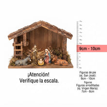 Cargar imagen en el visor de la galería, Portal de Belén de Madera Rústico con Musgo - Establo para Nacimiento de Navidad, Decoración Navideña (23x10x17 cm)
