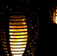 Cargar imagen en el visor de la galería, Antocha de luz Solar LED Efecto llamas Pack 2 Para decoración de Jardín, Lámpara Luz Solar de Jardín Impremeable
