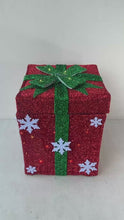 Cargar y reproducir el video en el visor de la galería, Papá Noel Saliendo de Caja Decorativo con Luz, Movimiento y Múltiples Melodías Navideñas - 26x26x32 cm, Diseños en Oro (Lazo Rojo) y Rojo (Lazo Verde o Dorado al Azar), Interruptor de Botón y Pilas AA No Incluidas
