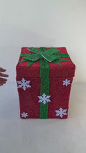 Cargar y reproducir el video en el visor de la galería, Papá Noel Saliendo de Caja Decorativo con Luz, Movimiento y Múltiples Melodías Navideñas - 26x26x32 cm, Diseños en Oro (Lazo Rojo) y Rojo (Lazo Verde o Dorado al Azar), Interruptor de Botón y Pilas AA No Incluidas
