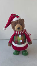 Cargar y reproducir el video en el visor de la galería, Oso de Navidad con Luz LED, Música y Movimiento, Decoración Navideña Interactiva, 2 Modelos Surtidos al Azar, 19 x 11 x 32 cm - Gerimport
