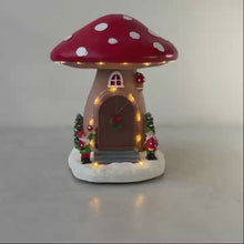 Cargar y reproducir el video en el visor de la galería, Escena Casa de Forma Seta Resina Con Luz Led Música Navideña Movimiento 18x16x23 cm cm para Decoracion de Navidad
