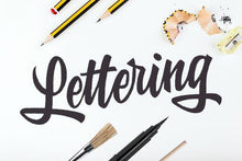 Cargar imagen en el visor de la galería, Set Escritura lettering 3 rotuladores calibrados 1 punta pincel 1 portaminas

