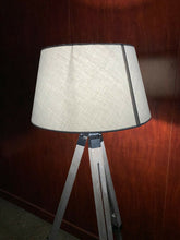Cargar imagen en el visor de la galería, Lámpara de pie ajustable de madera tipo trípode con pantalla gris para el hogar con interruptor, tono de color gris moderno, Para Cualquiera habitación Salón Escritorio
