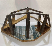 Cargar imagen en el visor de la galería, Puente de madera con corcho pintado para pesebre navidad 21.5x11.5x10 cm
