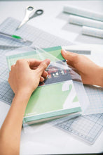 Cargar imagen en el visor de la galería, Rollo plástico transparente adhesivo forrar libros autoadhesivo reposicionable
